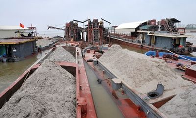 Bắt quả tang 13 tàu khai thác cát trái phép trên sông Hồng