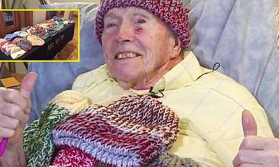 Cụ ông 91 tuổi vừa chống ung thư vừa đan 8000 chiếc mũ cho người vô gia cư