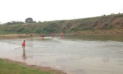 Cảnh sát uống nước mắm giữ ấm, lặn tìm thi thể học sinh mất tích trên sông