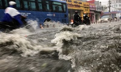  Người dân TP. Hồ Chí Minh bì bõm trong “biển nước” sau mưa lớn