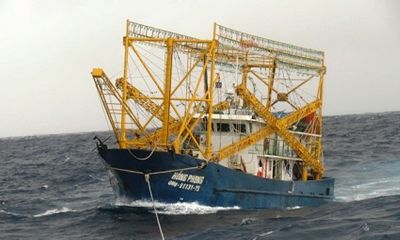 Đưa 10 ngư dân Quảng Ngãi gặp nạn trên biển về đảo Lý Sơn an toàn