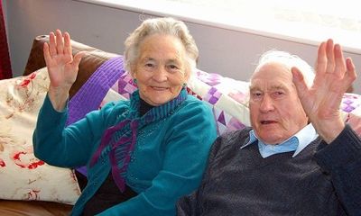 Cặp vợ chồng 71 năm chung sống hạnh phúc qua đời cách nhau chỉ 4 phút