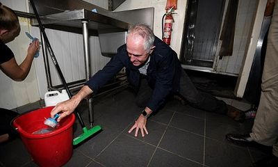 Thủ tướng Australia quỳ gối dọn bếp giúp người dân vùng bão