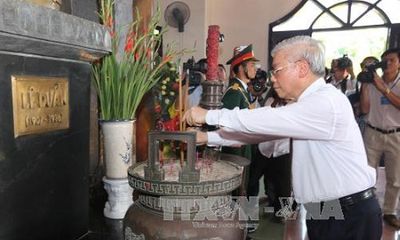 Tổng Bí thư Nguyễn Phú Trọng dâng hương tại Khu Lưu niệm Tổng Bí thư Lê Duẩn