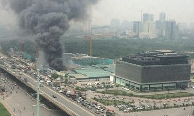 Video: Đang cháy nhà xưởng ở đường Phạm Hùng, khói đen bốc cao hàng trăm mét