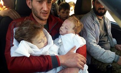 Đau lòng cảnh ông bố ôm xác 2 con sinh đôi sau vụ tấn công hóa học ở Syria