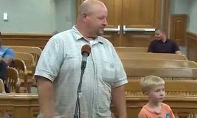 Cậu bé 5 tuổi nói một lời, người cha đỗ xe sai quy định được tòa miễn tiền phạt