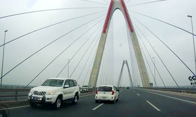 Xác minh thông tin CSGT cho xe đi ngược chiều trên cầu Nhật Tân