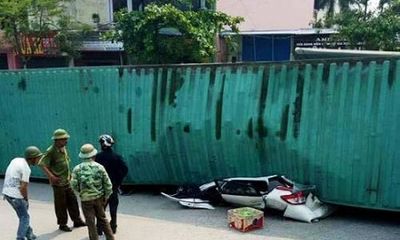 Danh tính 2 người tử vong trong vụ xe container đè nát xe con ở Nam Định