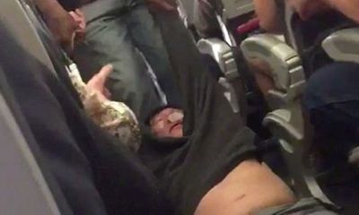 Tư vấn tiêu dùng - United Airlines mất hơn 200 triệu USD sau vụ kéo hành khách khỏi máy bay