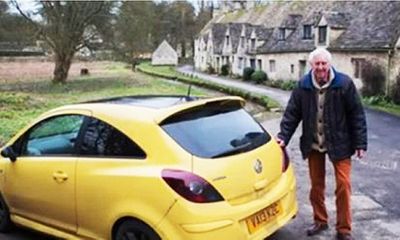 100 chiếc xe hơi màu vàng lái vào ngôi làng xinh đẹp để bênh vực ông lão 84 tuổi