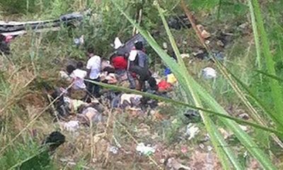 Philippines: Xe buýt lao xuống vực, 25 người chết