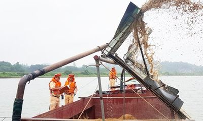 Hà Tĩnh: Bắt giữ sà lan khai thác cát trái phép trên sông Ngàn Sâu
