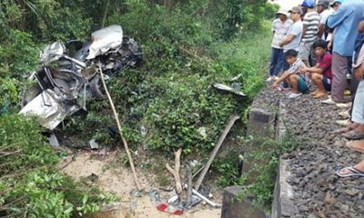 Hiện trường vụ tàu hỏa đâm xe Innova, 4 người chết ở Bình Định