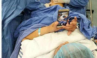 Bệnh nhân vừa được phẫu thuật vừa chơi điện thoại