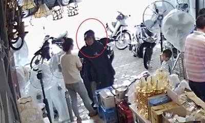 Trích xuất camera truy tìm người đàn ông mặc áo mưa trộm ví người mua hàng