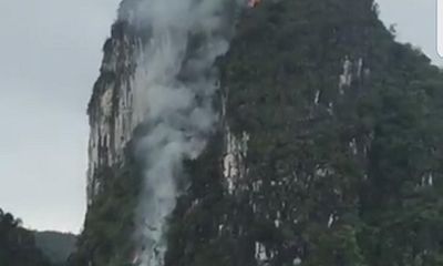 Video: Núi đá giữa vịnh Hạ Long bất ngờ bốc cháy nghi ngút