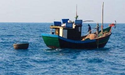Bị lốc hất xuống biển, một ngư dân Nghệ An mất tích
