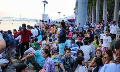 Hàng hàng nghìn lượt khách đổ về Đà Nẵng ngắm lễ hội pháo hoa