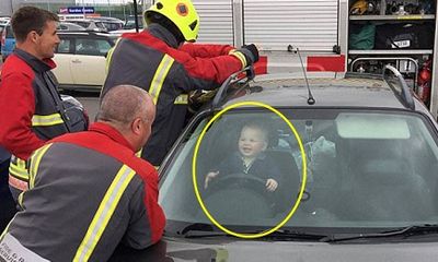 Bé trai 14 tháng tuổi hồn nhiên cười nắc nẻ khi nhân viên cứu hỏa ra sức cứu em khỏi ô tô