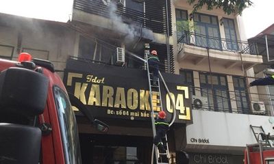 Cháy quán karaoke 7 tầng trên phố Mai Hắc Đế, người dân hoảng loạn tháo chạy