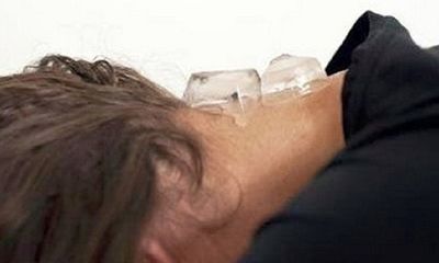 Bác sĩ Đông y tiết lộ: Để viên đá lạnh sau gáy, tác dụng sẽ khiến bạn bất ngờ