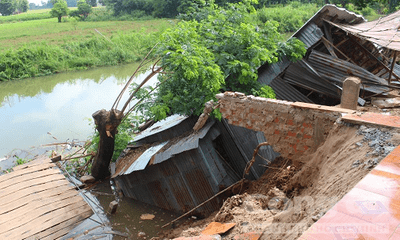 Sạt lở nghiêm trọng, 6 căn nhà ở An Giang bị sụp xuống kênh
