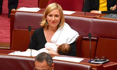 Thượng nghị sĩ Australia cho con bú ngay ở phòng họp quốc hội
