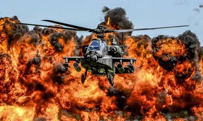 24h qua ảnh: Trực thăng tấn công AH-64D Apache trình diễn trước biển lửa