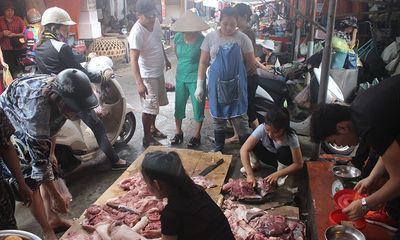 Bán thịt lợn giá rẻ bị hắt dầu luyn: Người dân Hải Phòng chen chân ủng hộ chị Xuyến