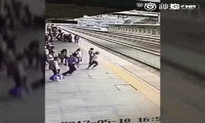 Kinh hoàng trước pha cứu người phụ nữ trẻ chán sống của nhân viên ga tàu Trung Quốc