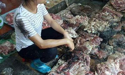 Người phụ nữ kể lại việc bị hắt dầu luyn trộn chất thải chỉ vì bán thịt lợn giá rẻ 