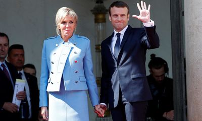 Đệ nhất phu nhân Pháp mặc đồ mượn của Louis Vuitton tại lễ nhậm chức của chồng