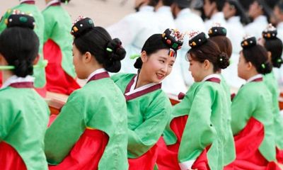 24h qua ảnh: Thiếu nữ Hàn Quốc xinh tươi trong lễ trưởng thành