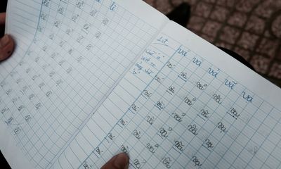 Anh nhân viên ngân hàng dành giờ nghỉ trưa dạy chữ cho cô bé vé số ngay trên vỉa hè Sài Gòn