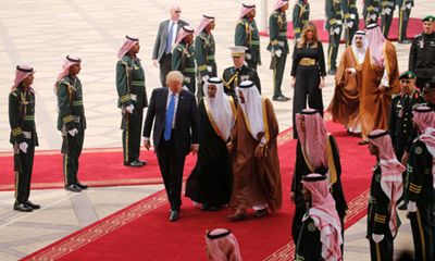 Tổng thống Mỹ Donald Trump đến Arab Saudi sau chuyến bay đêm không ngủ