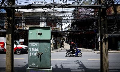 24h qua ảnh: Dây điện chằng chịt như mạng nhện ở Bangkok
