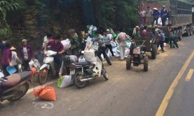 Dân mang cả công nông đi hôi của trong vụ tai nạn ở Hòa Bình