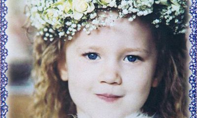 Bố mẹ lặng lẽ khiêng quan tài con mà rỏ lệ: Câu chuyện xúc động sau cái chết của cô bé 4 tuổi