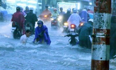 TP.Hồ Chí Minh: 1 người tử vong, nhiều xe máy bị cuốn trôi sau mưa lớn