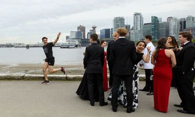 24h qua ảnh: Thủ tướng Canada chạy bộ trên phố như thường dân