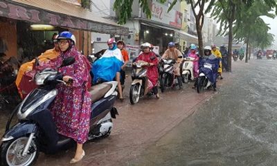 TP. Hồ Chí Minh mưa xối xả, nhiều tuyến đường ngập sâu trong giờ cao điểm