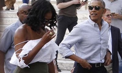 Cựu Đệ nhất phu nhân Michelle Obama diện áo hở vai đầy gợi cảm sánh bước bên chồng tại Ý
