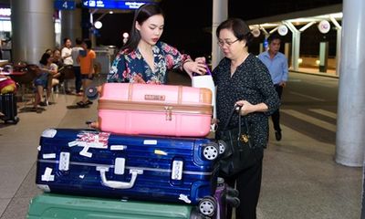 Giang Hồng Ngọc ra sân bay lúc 4h sáng để sang Mỹ lưu diễn cùng mẹ