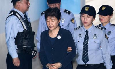 Cựu Tổng thống Park Geun-hye lần đầu hầu tòa cùng người bạn thân
