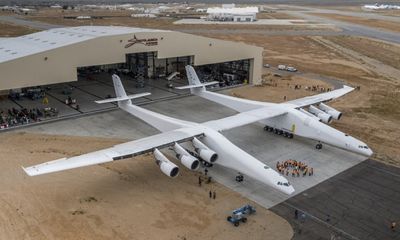Lộ diện siêu máy bay hai thân khổng lồ đầy bí ẩn của Mỹ