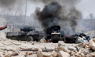24h qua ảnh: Xe bọc thép quân đội Iraq đi qua vùng tử địa ở Mosul