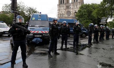 Pháp: Nghi phạm IS dùng búa tấn công cảnh sát bên ngoài Nhà thờ Đức Bà Paris