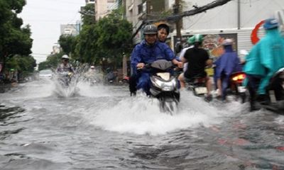 Mưa lớn kèm giông, nhiều tuyến đường Sài Gòn ngập nặng