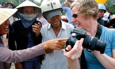 Những hình ảnh nhân hậu giữa người Việt với du khách nước ngoài
